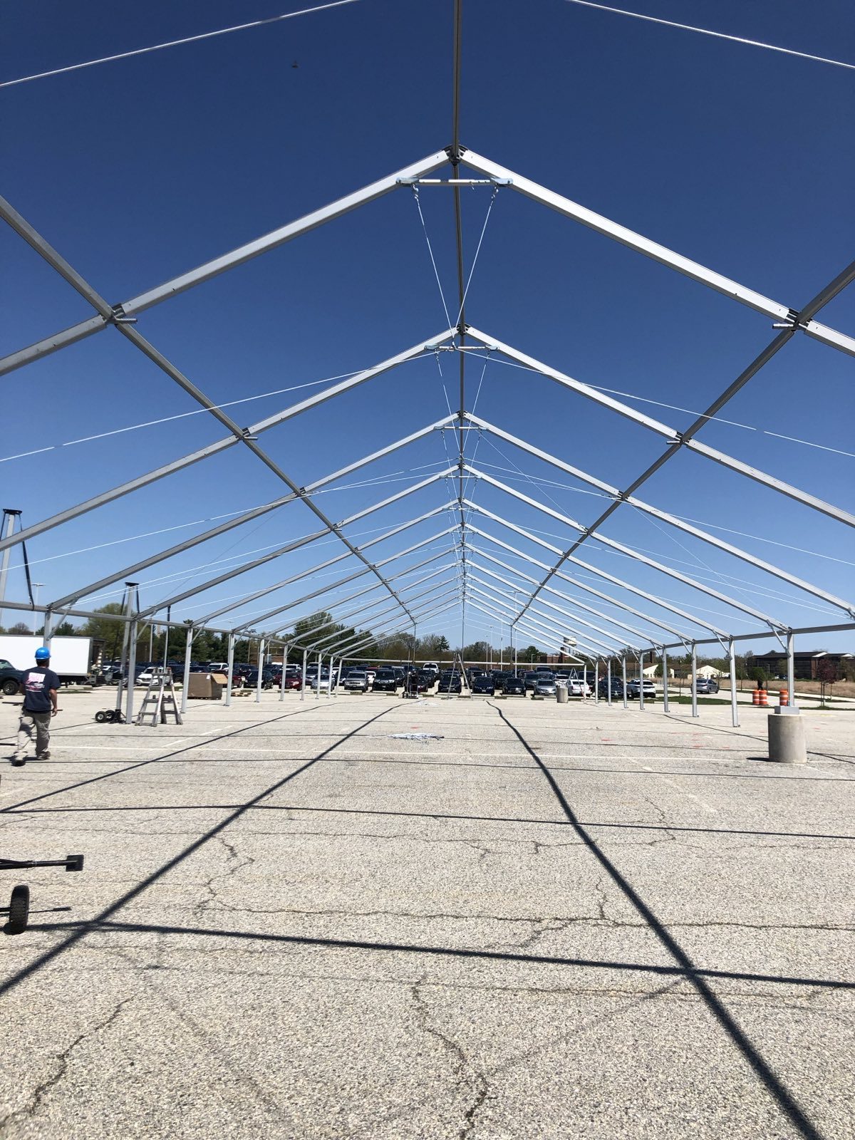 Clear-span frame structure going up on a pier